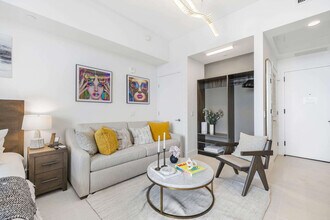 159 NE 6th St in Miami, FL - Foto de edificio - Building Photo