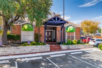 Oaks of Northgate Apartment Homes in San Antonio, TX - Foto de edificio - Building Photo