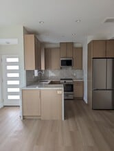 6330 Mary Ellen Ave in Van Nuys, CA - Foto de edificio - Building Photo