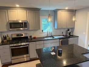 2 Maple St in Stonington, CT - Building Photo - Building Photo