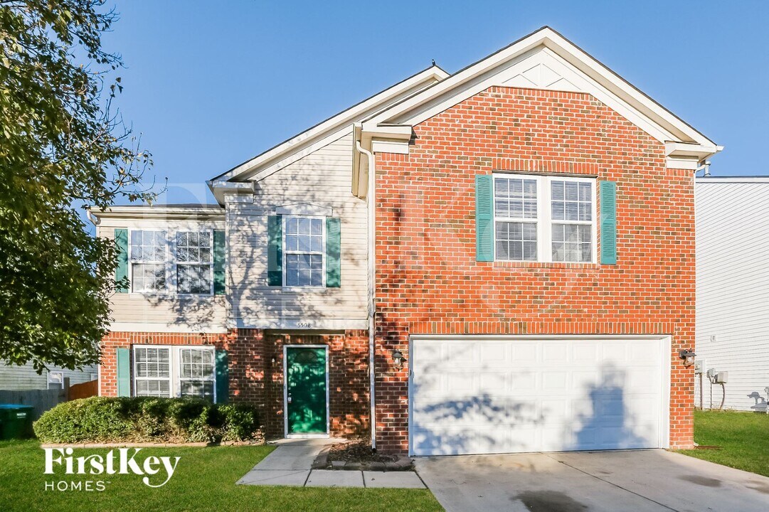 5508 Hammermill Dr in Harrisburg, NC - Foto de edificio