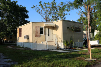 Pickwick Mobile Home Park in Greenacres, FL - Building Photo - Building Photo