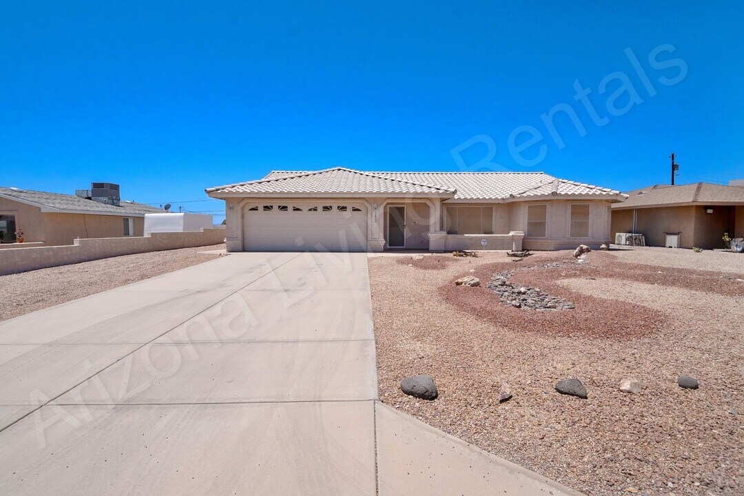 1655 Navigator Dr in Lake Havasu City, AZ - Foto de edificio