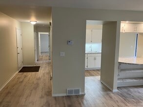 1860 W Highland Ave, Unit G-103 in Elgin, IL - Foto de edificio - Building Photo