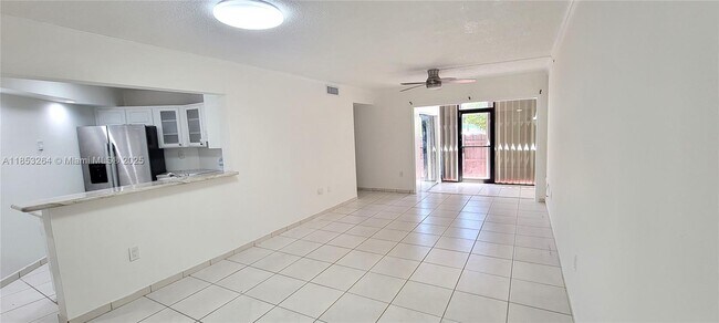 9403 Fontainebleau Blvd in Miami, FL - Building Photo - Building Photo