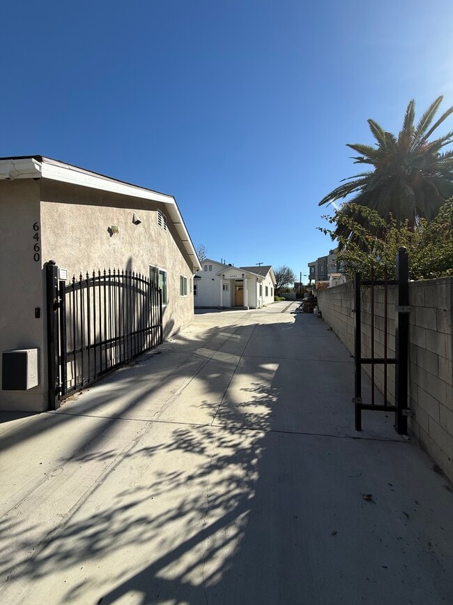 6460 Mary Ellen Ave, Unit 6462 in Van Nuys, CA - Building Photo - Building Photo