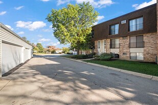 201 N Waters Edge Dr in Glendale Heights, IL - Building Photo