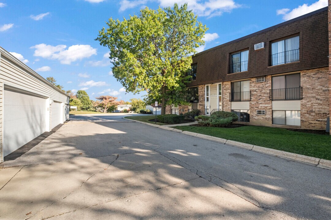 201 N Waters Edge Dr in Glendale Heights, IL - Building Photo
