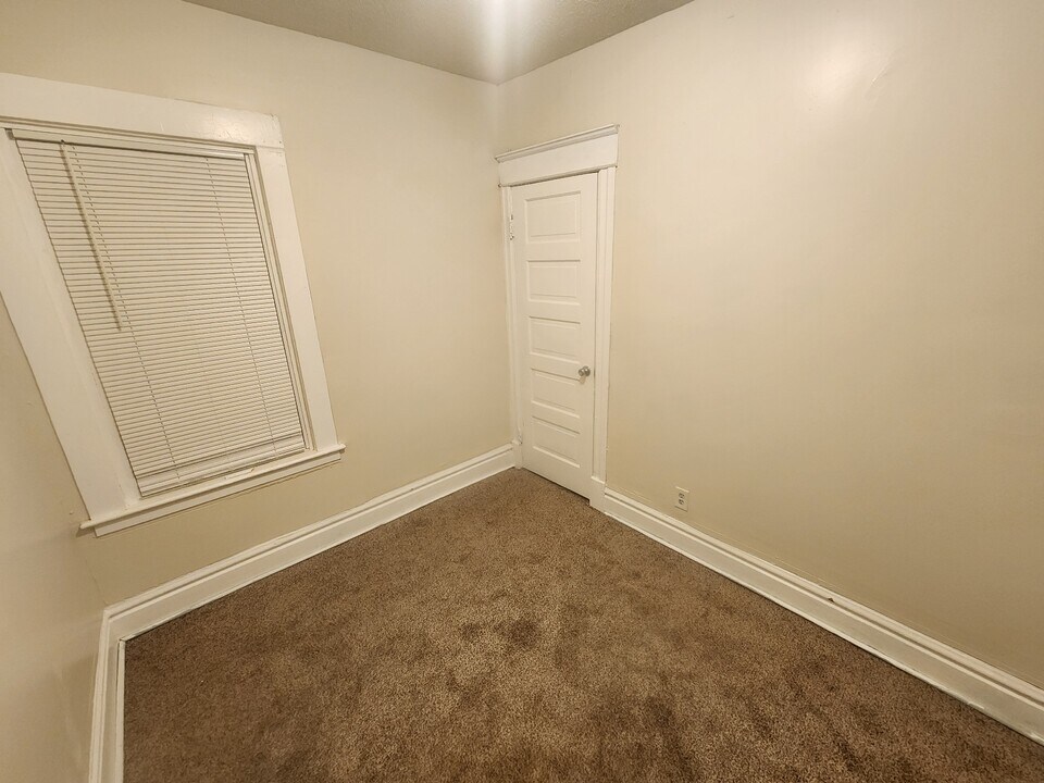 216 Adams St, Unit 1 in Rockford, IL - Building Photo