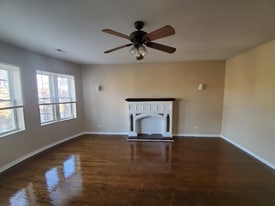 7700 S Essex Ave in Chicago, IL - Building Photo