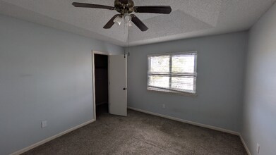 7209 W 56th Terrace in Overland Park, KS - Foto de edificio - Building Photo