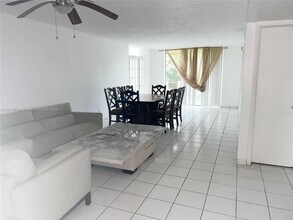 9820 S Hollybrook Lake Dr in Pembroke Pines, FL - Building Photo - Building Photo