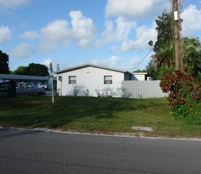 4651-4701 SW 32nd Ave in Dania, FL - Foto de edificio - Building Photo