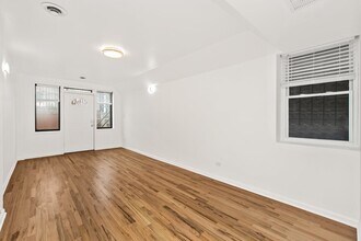 1739 W Beach Ave, Unit apt G in Chicago, IL - Building Photo - Building Photo