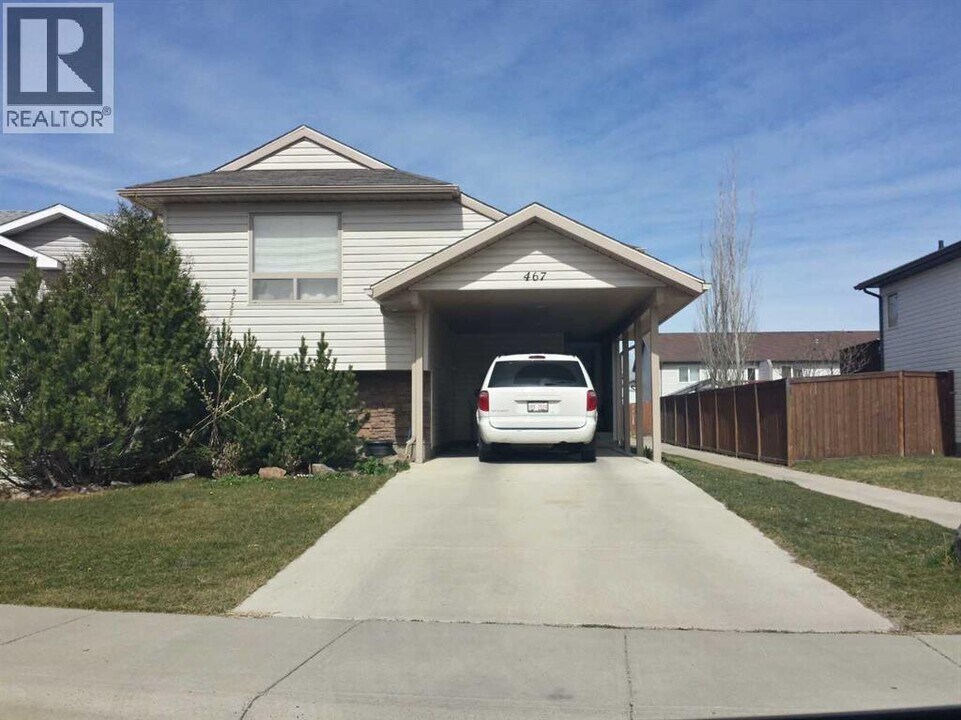 467 Blackfoot Manor W in Lethbridge, AB - Building Photo