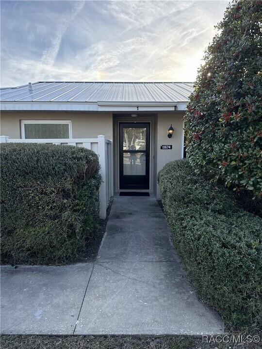 11674 W Bayshore Dr in Crystal River, FL - Building Photo