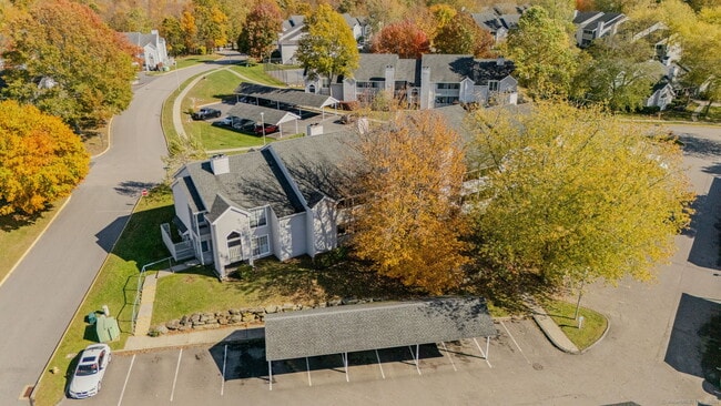 33 Crown Knoll Ct in Groton, CT - Building Photo - Building Photo