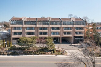 372 Main St in Port Washington, NY - Foto de edificio - Building Photo