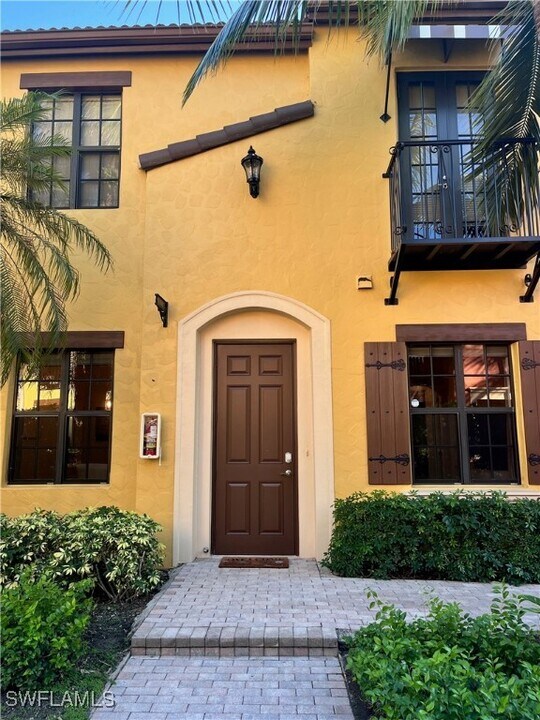 9092 Chula Vista St in Naples, FL - Foto de edificio