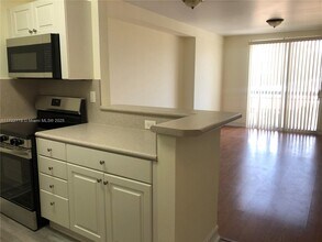 2501 Douglas Rd in Miami, FL - Building Photo - Building Photo