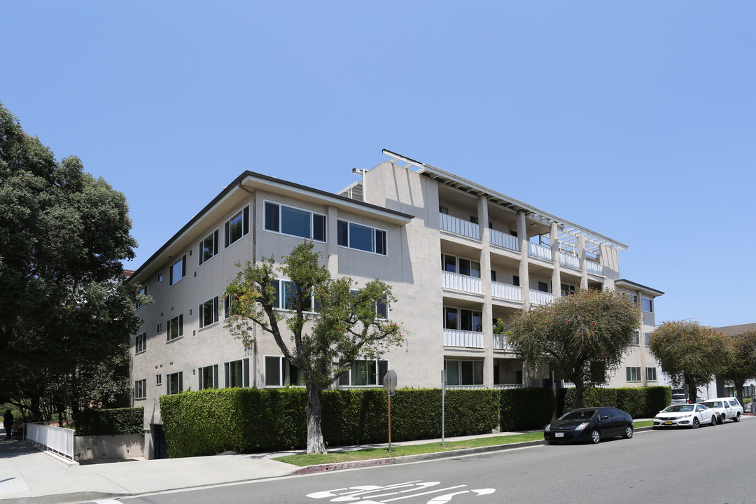 202 N Clark Dr in Beverly Hills, CA - Building Photo