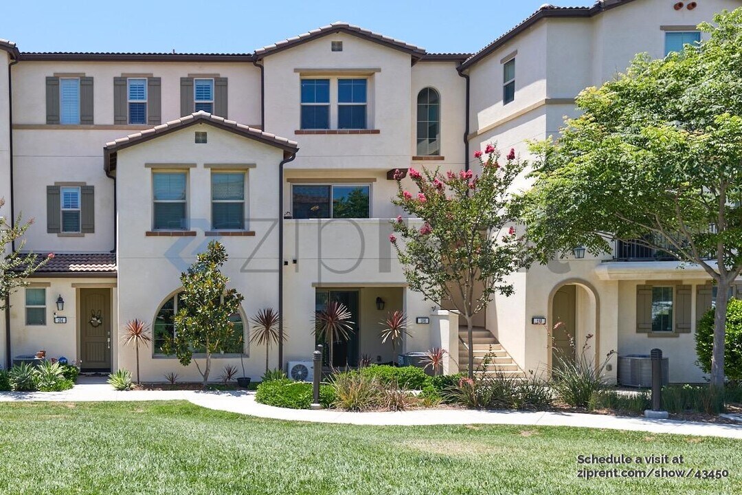 106 High Mdw in Lake Forest, CA - Building Photo