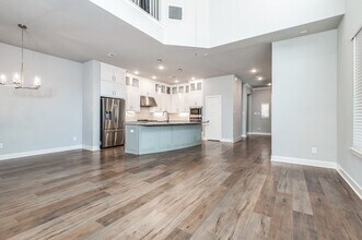 636 Courtyard Ln in Irving, TX - Building Photo - Building Photo