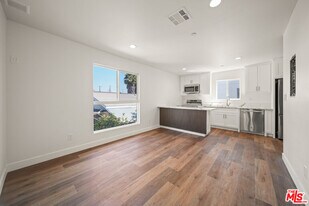 1057 N Wilton Pl in Los Angeles, CA - Building Photo