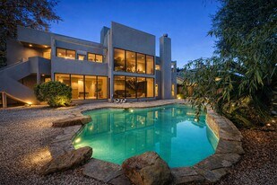 8115 Fondren Lake Dr in Houston, TX - Building Photo