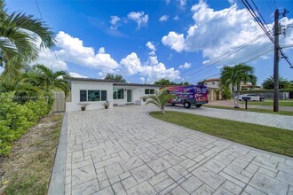 6561 SW 30th St in Miami, FL - Foto de edificio - Building Photo