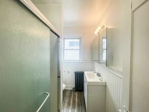 5836 Phillips Ave, Unit Apartment 1 in Pittsburgh, PA - Building Photo - Building Photo