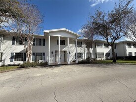 2151 NE 68th St, Unit 207 in Fort Lauderdale, FL - Building Photo