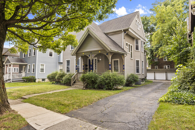 39 Brighton St, Unit 2 in Rochester, NY - Building Photo - Building Photo