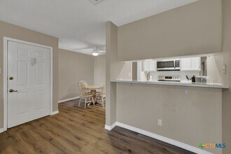 1202 Thorpe Ln in San Marcos, TX - Foto de edificio - Building Photo