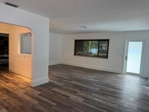 985 NE 115th St in Biscayne Park, FL - Foto de edificio - Building Photo