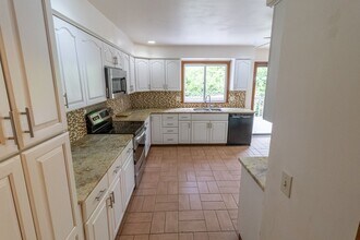 15 Weatherbell Dr in Norwalk, CT - Building Photo - Building Photo