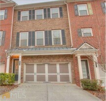 2415 Tenor Ln in Alpharetta, GA - Building Photo