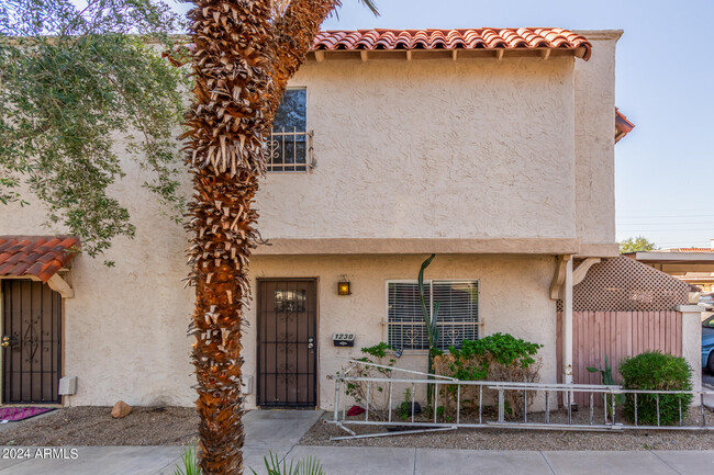 1230 E Lawrence Ln in Phoenix, AZ - Foto de edificio - Building Photo