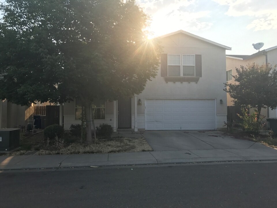 3745 Morning Dove Ave in Merced, CA - Building Photo