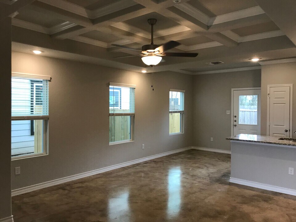 9918 Hazy Bend in San Antonio, TX - Building Photo