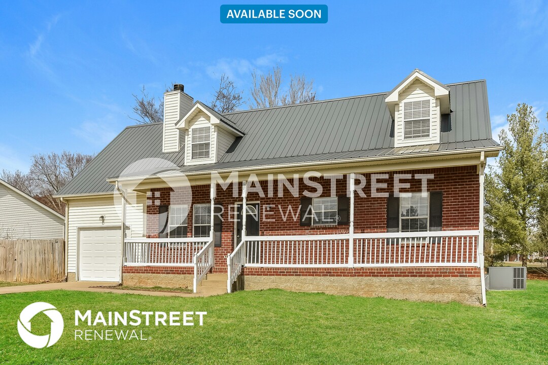 607 E Lake Cove in La Vergne, TN - Building Photo