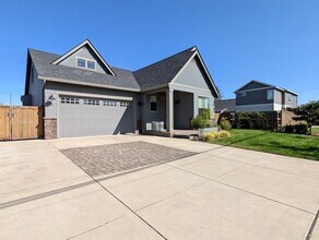 1349 W 15th Ave in Eugene, OR - Building Photo - Building Photo