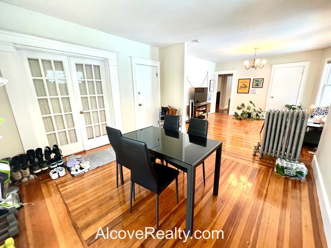 24 Burnham St, Unit 2 in Somerville, MA - Building Photo - Building Photo