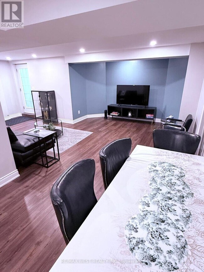 5481 Glen Erin Dr in Mississauga, ON - Building Photo - Building Photo