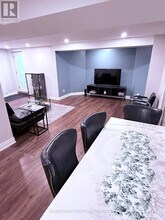 5481 Glen Erin Dr in Mississauga, ON - Building Photo - Building Photo