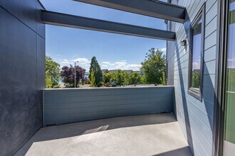 1700 SE Columbia River Dr in Vancouver, WA - Building Photo - Building Photo