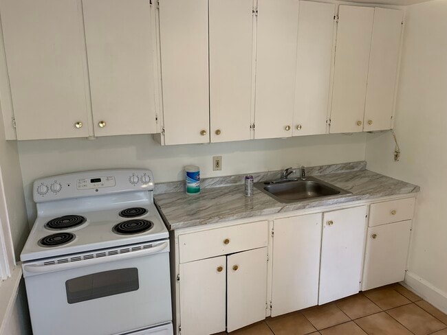 600 Highland St N, Unit 3 in St. Petersburg, FL - Foto de edificio - Building Photo