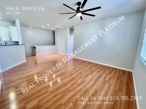 366 N Greco Ln in Clovis, CA - Foto de edificio - Building Photo