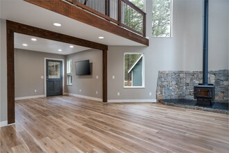 24 Ranchette Dr in Bigfork, MT - Foto de edificio - Building Photo