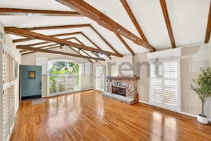Unit in Los Angeles, CA - Building Photo